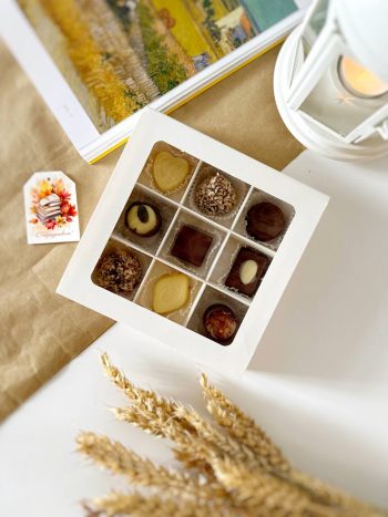 Коробка под 9 конфет с тонкими разделителями, белая